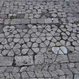 Qui le tessere si dispongono in 14 riquadri che racchiudono motivi geometrici o vegetali